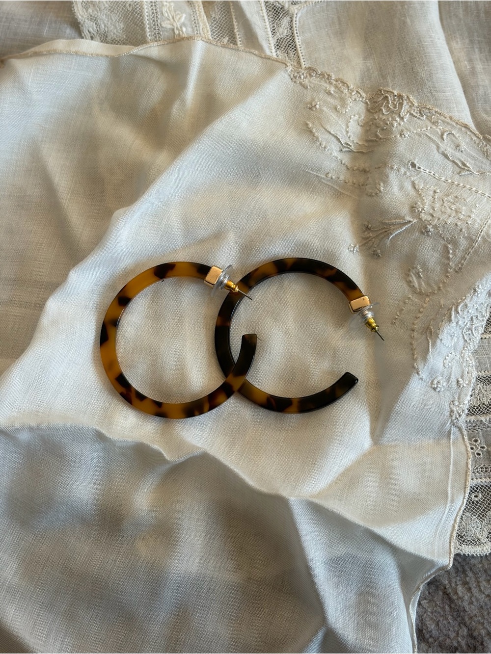 Tortoiseshell hoop earrings with gold accents #tortoiseshell #hoop